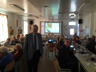 Diaken Rob Mascini staat klaar om met zijn lezing te beginnen