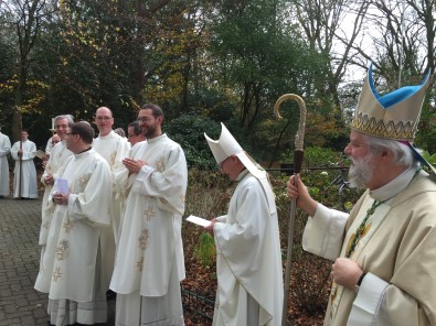 De pasgewijde diakens onmiddellijk na de Wijdingsmis (1) de intochtprocessie wordt gevormd (2)