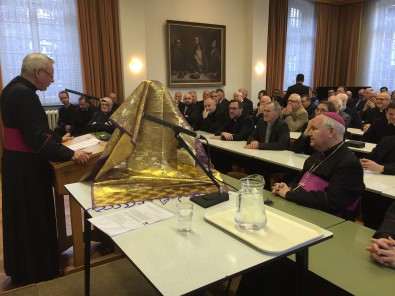 Rector Vries neemt afscheid (beeld onder het doek, 1) en de zaal met priesters en studenten (2)