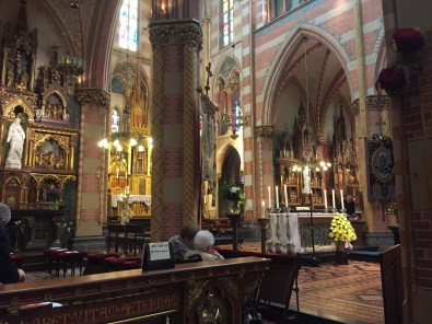 St. Jacobuskerk voor de pausmis (1) en bisschoppen slaan de vendelgroet gade (2)