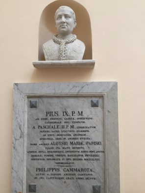 Borstbeeld van Pius IX en gedenktafel van diens vlucht naar Gaeta