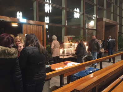 In de Mariakerk worden voor en na de Mis en door de dag veel kaarsen opgestoken