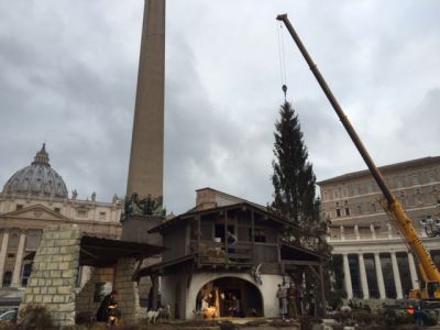 De kerstboom op het Sint-Pietersplein wordt weggetakeld.  Er wordt houten speelgoed van gemaakt voor kinderen opdat zij gewoon kind mogen zijn...