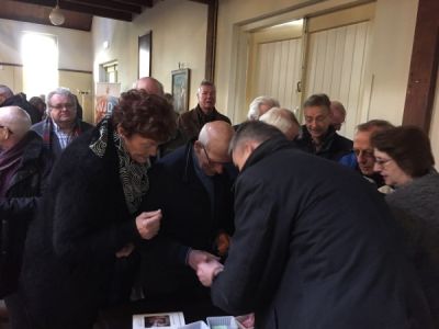 kosters schrijven zich in aan het begin van de dag