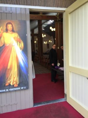 door de heilige deur naar binnen, daar staat pastor Ignas Tilma