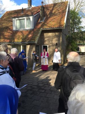 op de achtergrond het kloostertje