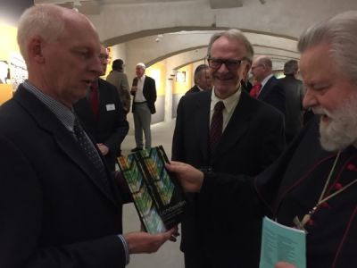 Dr. Antoon Erftemeier biedt het nieuwe boek aan de bisschop aan