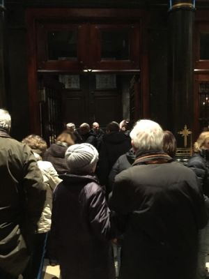 Westfriese pelgrims verlaten de basiliek om de Stille Omgang te beginnen