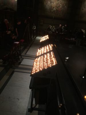 Lichtjes die vrijdag werden geplaatst om slachtoffers van aanslagen en vervolging  te gedenken