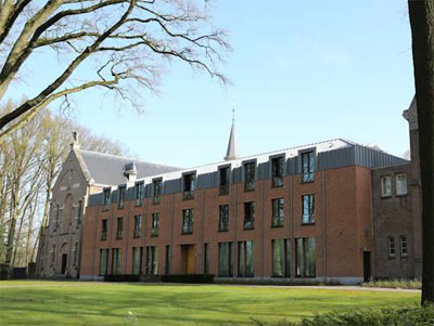 Het moderne gastenhuis van de abdij van Zundert