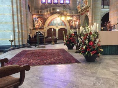 Het nieuwe tapijt waar de wijdelingen op kwamen te liggen tijdens de litanie van alle heiligen
