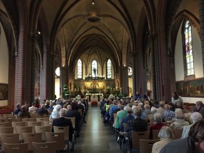 Een half uur voor de Mis stroomde de kerk al vol....