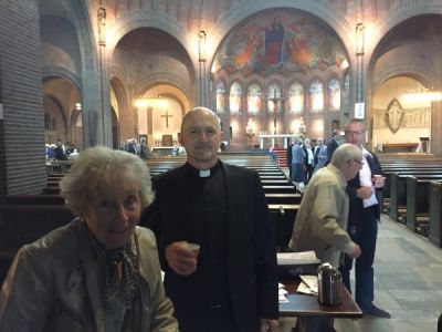 pastoor Carlos Fabril met parochianen in de Mariakerk