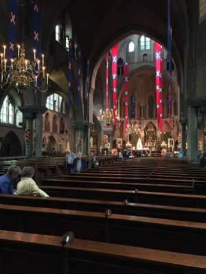 de basiliek in Laren in feesttooi