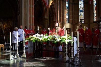 De St. Laurentiuskerk, click:  tijdens de feestelijke Mis