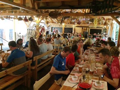 Haarlemse jongeren picknicken met de armen van Praag