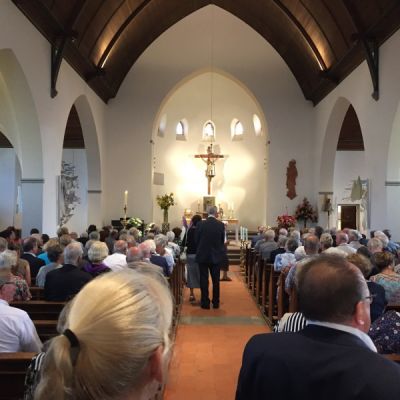 beeld van de kerk van Egmond a.d. Hoef bij de uitvaartviering