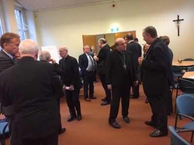 Pauzemoment voor de bijeenkomst van Bisschoppen met |Nuntius en economen