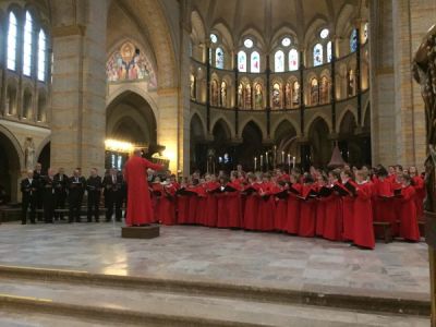 De kathedrale koren oefenen voor de Mis