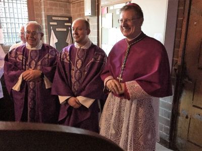 In de sacristie na afloop van de feestelijke viering, met pastoor Jan Granneman