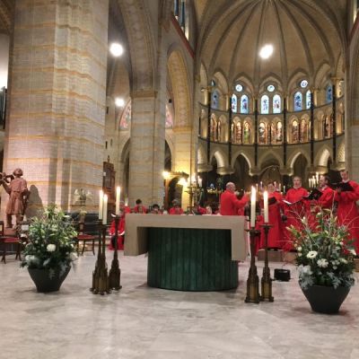 Het kathedrale koor oefent voor de Mis