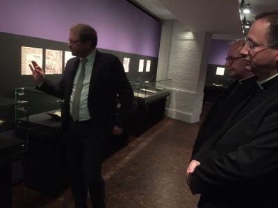 rondleiding door de tentoonstelling, links prof. Schrijver