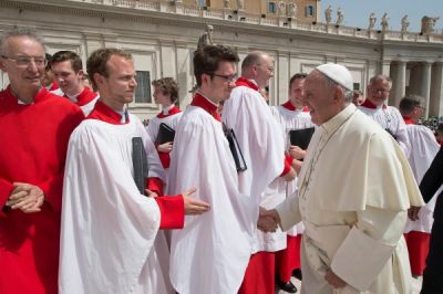 De paus met leden van het kathedrale koor