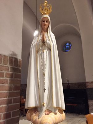 Het Fatimabeeld in de kapel van Dijnselburg tijdens de Mis van de bisschoppen