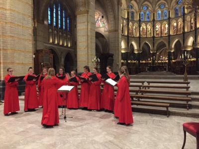 capella puellarum oefent voor de Mis