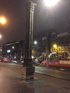 De zuil die herinnert aan het Mirakel van Amsterdam