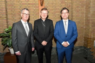 vlnr diaken Jules Post, mgr. Jan hendriks, burgemeester Michiel Pijl