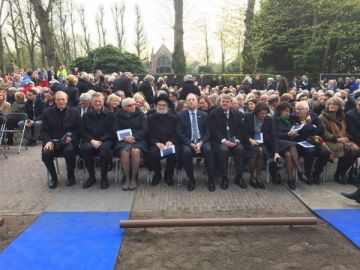 Op de voorste rij o.m. pastoor vriend, opperrabijn Jacobs, ambassadeur van Israel Aviv Shir-On, Mariette Koster en burg. Elbert Roest