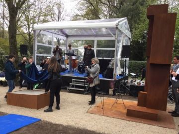 Onthulling door overlevende Maurits Cohen en kleinkinderen