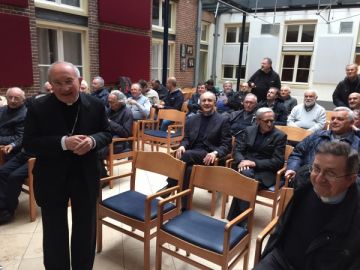 In de zaal bij de O.L. Vrouwekerk, links de Apostolisch Nuntius