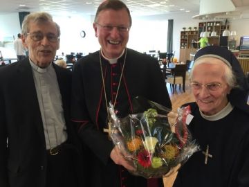 Bij het 75-jarig kloosterfeest van zr. Majelle, met rector mgr. H. Hofstede