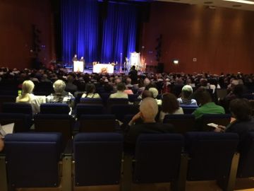 De Forum zaal tijdens de gebedsdag (rozenkrans aan het begin)