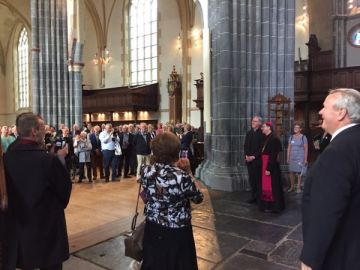 Welkom in de Martinikerk bij de receptie, samen met mgr. De Korte