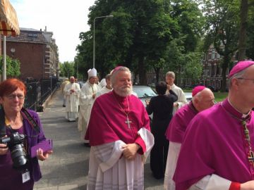 In de intochtsprocessie worden nog snel enkele priesters en bisschoppen bijgeschminkt voor de tv uitzending