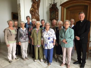 De kapittelleden, vierde en vijfde van links en de meest rechtse zuster zijn de gekozenen