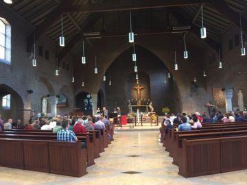 blik op de kerk zo'n twintig minuten voor de viering