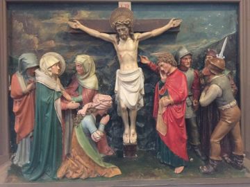 een van de kruiswegstaties, ooit witgeschilderd, daarna weer opgeknapt