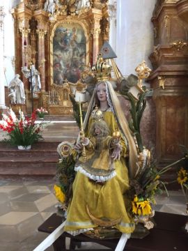 processiebeeld van ‘Maria Koningin’ in de kerk van Diessen, Duitsland