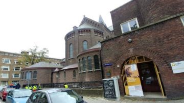 Toegang tot de bijeenkomst in de zaal van de Boomkerk