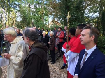 Op het kerkhof, rechts wethouder Gido Oude Kotte