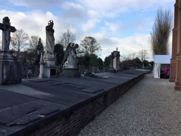 De begraafplaats met achter de kerk: de tent