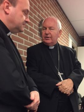 Mgr. Van den Hende spreekt de Roermondse bisschop toe