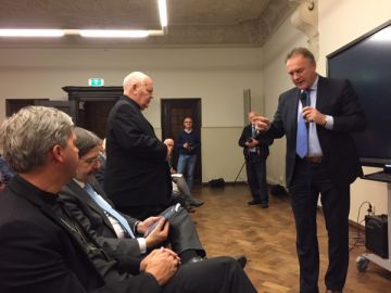 Leo Fijen spreekt bisschop Wiertz toe