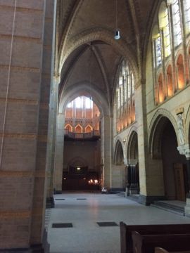 Doorkijk naar de pas gerestaureerde binnenzijde van de Vrouwetoren van de kathedraal