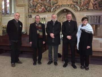 v.l.n.r. koster Stefan van Rijt; mgr. Ron van den Hout, mgr. Jozef Punt en rechts mw. Laura Bolondi