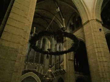 De adventskrans hangt klaar in de kathedraal